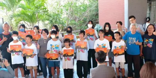 ▲海洋委員會攜手高雄市梓官區蚵寮國小舉辦大海裡的家繪本新書發表會,繪本工作坊指導老師童琳茜、楊逸、蔡昌杰、許雪麗與蚵寮國小學生互動熱絡。(圖/海洋委員會提供) ▲海洋委員會攜手高雄市梓官區蚵寮國小舉辦大海裡的家繪本新書發表會,繪本工作坊指導老師童琳茜、楊逸、蔡昌杰、許雪麗與蚵寮國小學生互動熱絡。(圖/海洋委員會提供)