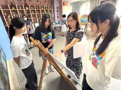 ▲海洋委員會攜手高雄市梓官區蚵寮國小舉辦大海裡的家繪本新書發表會,小小解說員劉晏彤、張淳鈺、蕭媛甄同學為永安區新港國小校長鍾季娟(右2)導覽。(圖/海洋委員會提供) ▲海洋委員會攜手高雄市梓官區蚵寮國小舉辦大海裡的家繪本新書發表會,小小解說員劉晏彤、張淳鈺、蕭媛甄同學為永安區新港國小校長鍾季娟(右2)導覽。(圖/海洋委員會提供)