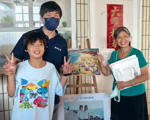 ▲海洋委員會攜手高雄市梓官區蚵寮國小舉辦大海裡的家繪本新書發表會,祖孫三代參與孫子的繪本發表會導覽。(圖/海洋委員會提供) ▲海洋委員會攜手高雄市梓官區蚵寮國小舉辦大海裡的家繪本新書發表會,祖孫三代參與孫子的繪本發表會導覽。(圖/海洋委員會提供)