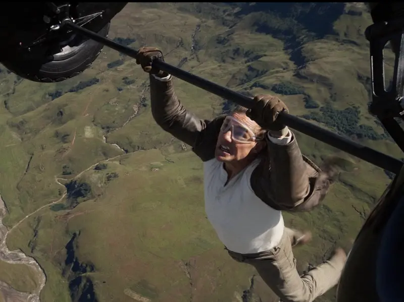 ▲湯姆克魯斯在《不可能的任務》每一集都賣命表演高危險性的特技動作，讓這一系列和他密不可分，觀眾也很難想像由別人取代他的男主角位置，與《007》、《神鬼認證》系列在諜報動作片中有不同定位。（圖／摘自IMDb）