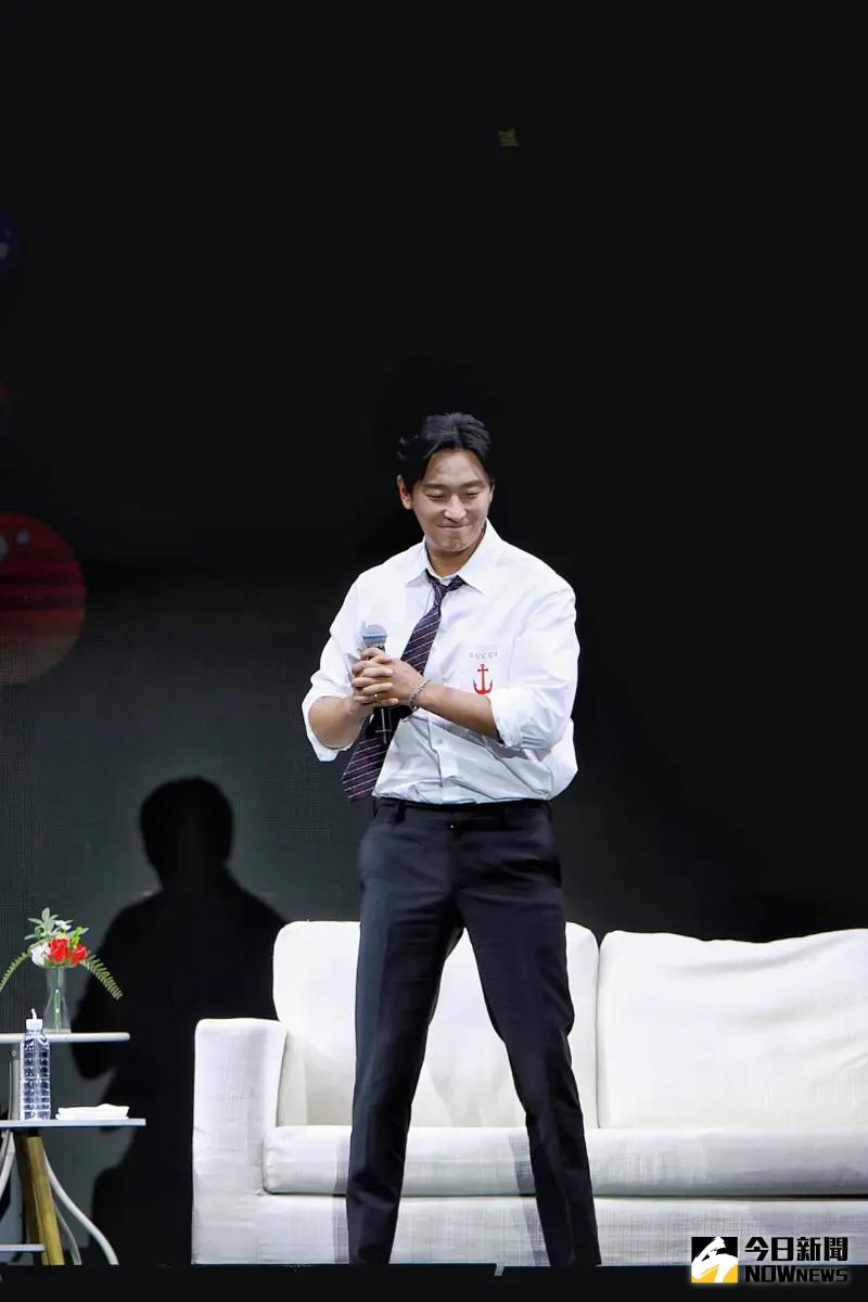 ▲朱智勛台上示範壺鈴運動,相當Chill。(圖/記者陳雅蘭攝)