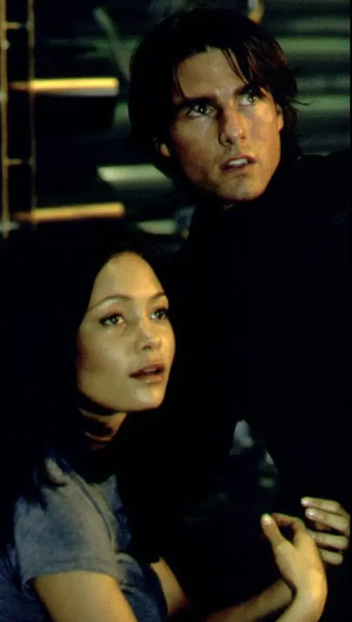 ▲譚蒂紐頓（左）據稱是靠好友妮可基嫚幫忙，才得到和當時仍是妮可老公的湯姆克魯斯（右）大演感情戲的機會。（圖／摘自IMDb）