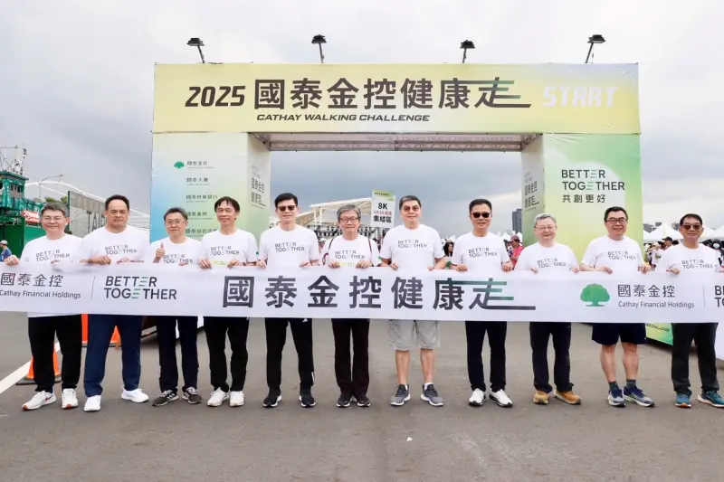 ▲「2025國泰金控健康走」今(17)日於台北敦煌碼頭熱鬧登場,由國泰金控總經理李長庚(右五)率領國泰金控高階主管們為活動揭開序幕。(圖/國泰金控提供)