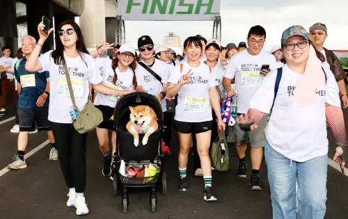 「2025國泰金控健康走」現場不少民眾帶著毛小孩,一起健走,留下寶貴的回憶。(圖/國泰金控提供) ▲ 「2025國泰金控健康走」現場不少民眾帶著毛小孩,一起健走,留下寶貴的回憶。(圖/國泰金控提供)