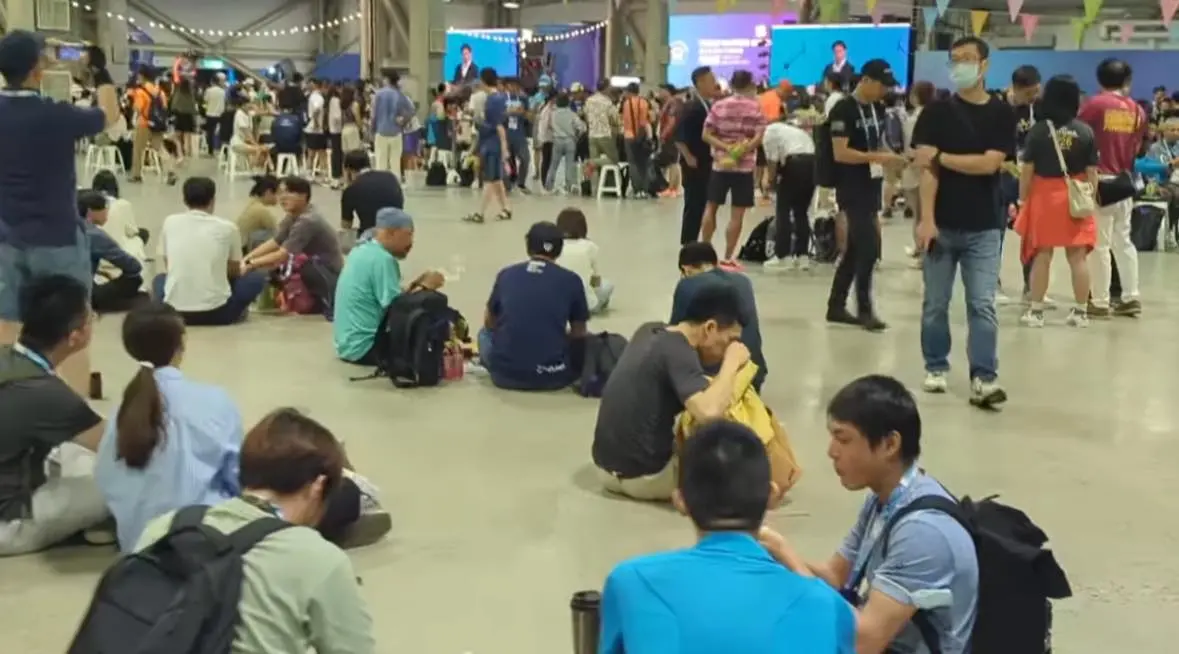 ▲2025世壯運選手之夜讓選手席地而坐吃飯，挨批敗了台灣招牌，還以為北車大廳。（圖／取自李宗翰臉書）