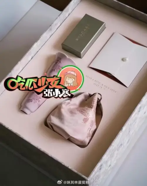 ▲汪小菲與Mandy婚宴伴手禮相當精美，當中還有「寶格麗」的商品，看得出來對這次的婚禮十分上心。（圖／吃瓜少女張小寒微博）