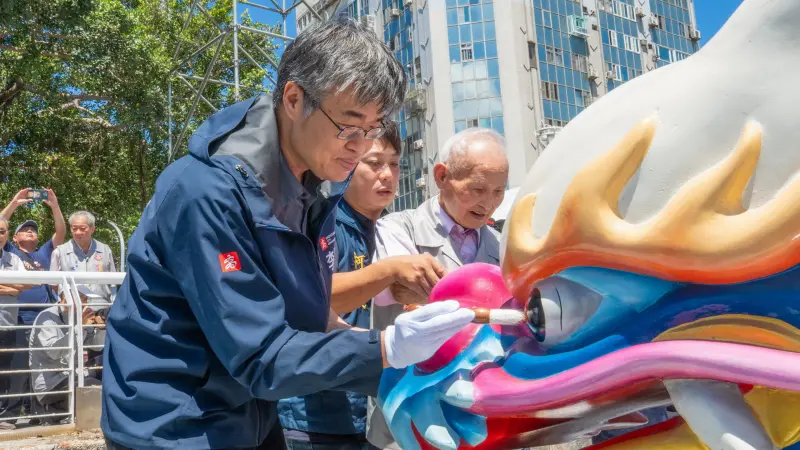 ▲高雄市副市長李懷仁今天主持龍舟點睛，象徵2025年高雄端午嘉年華暨龍舟錦標賽正式啟動。(圖／高市府提供)