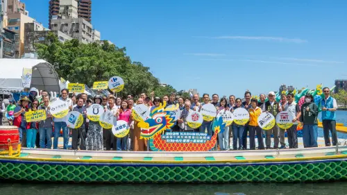 ▲與會來賓合照,歡迎民眾端午佳節到愛河觀賽、玩水、看表演、逛市集。(圖/高市府提供) ▲與會來賓合照,歡迎民眾端午佳節到愛河觀賽、玩水、看表演、逛市集。(圖/高市府提供)