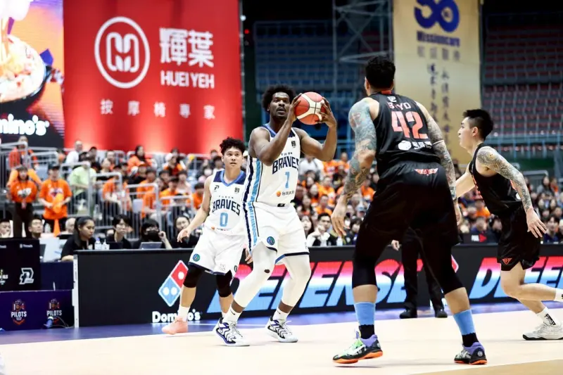 ▲P.LEAGUE+總冠軍賽關鍵第5戰今（17）日在桃園巨蛋登場，台北富邦勇士最終以86：83逆轉擊敗桃園璞園領航猿，系列賽取得3：2聽牌優勢。（圖／PLG提供）
