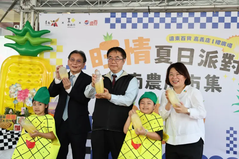 ▲為台南農產現身嘉義，黃偉哲站台力挺優質物產，嘉義市長黃美惠也到場支持。（圖／南市府提供）