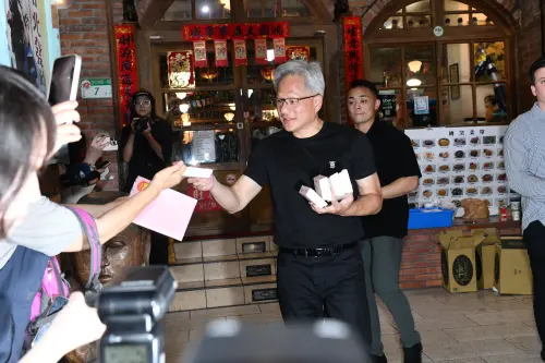 ▲黃仁勳今(17)日晚間,與供應鏈大咖們餐敘。(圖╱記者林柏年攝) ▲黃仁勳今(17)日晚間,與供應鏈大咖們餐敘。(圖╱記者林柏年攝)