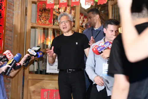 ▲黃仁勳今(17)日晚間,與供應鏈大咖們餐敘。(圖╱記者林柏年攝) ▲黃仁勳今(17)日晚間,與供應鏈大咖們餐敘。(圖╱記者林柏年攝)