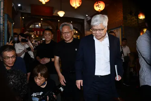 ▲輝達董事長黃仁勳17日中午先與家人吃午餐,傍晚再赴磚窯古早味懷舊餐廳出與供應鏈夥伴們餐敘。(圖╱NOWnews攝影中心) ▲輝達執行長黃仁勳,17日傍晚赴磚窯古早味懷舊餐廳出與供應鏈夥伴們餐敘。(圖╱NOWnews攝影中心)