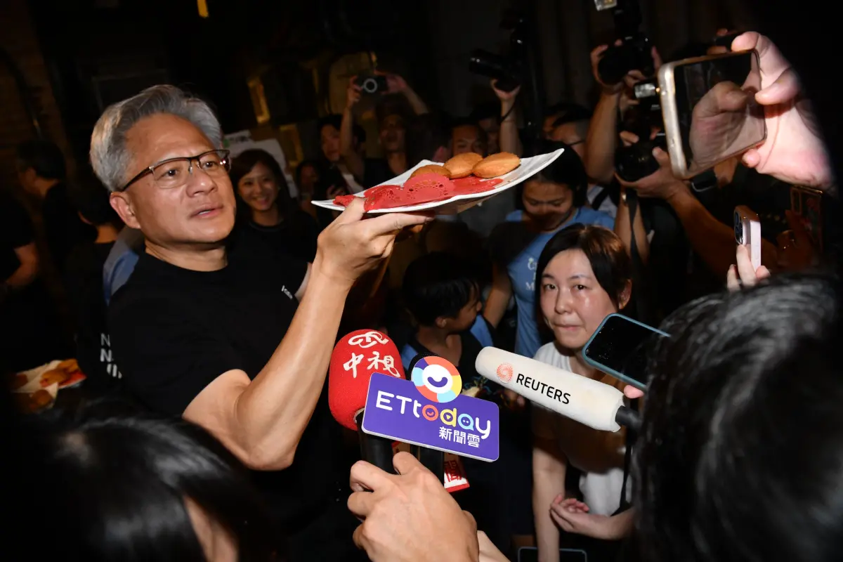 ▲輝達（NVIDIA）執行長黃仁勳來台訪問期間所到之處吸引滿滿人潮，對此，《路透社》指出，黃仁勳在台灣再度引爆「仁來瘋（Jensanity）」，宛如AI英雄般受到歡迎。（圖╱記者林柏年攝）