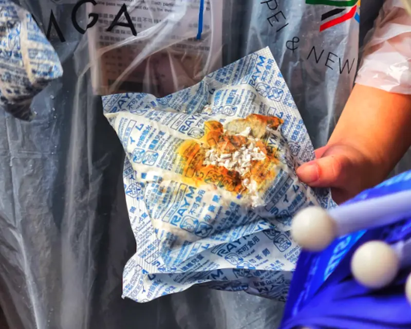 世壯運雨中遊行「禮包乾燥劑自燃」！外國選手背包燒了　眾轟太扯