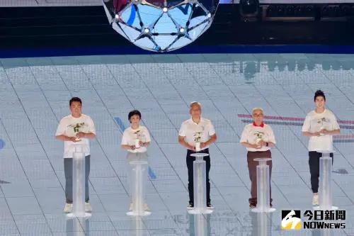 台灣棒球傳奇「恰恰」彭政閔(左一)與奧運拳擊金牌得主林郁婷(右一)聯手攙扶104歲高齡羽球選手林友茂(右二)步上舞台,象徵跨世代運動精神的傳承與接力,感動現場及線上無數觀眾。 ▲台灣棒球傳奇「恰恰」彭政閔(左一)與奧運拳擊金牌得主林郁婷(右一)聯手攙扶104歲高齡羽球選手林友茂(右二)步上舞台,象徵跨世代運動精神的傳承與接力,感動現場及線上無數觀眾。(圖/記者李政龍攝)