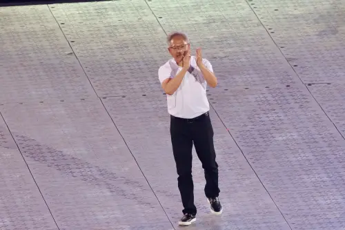 科技代表黃仁勳共同手持小草盆栽,點亮象徵希望的種子聖火,場面莊嚴而溫馨。 ▲科技代表黃仁勳共同手持小草盆栽,點亮象徵希望的種子聖火,場面莊嚴而溫馨。(圖/記者李政龍攝)