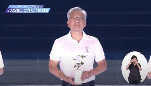 ▲黃仁勳出任世壯運聖火手,手持種子聖火。(圖/翻攝自2025雙北世界壯年運動會YT直播) ▲黃仁勳出任世壯運聖火手,手持種子聖火。(圖/翻攝自2025雙北世界壯年運動會YT直播)