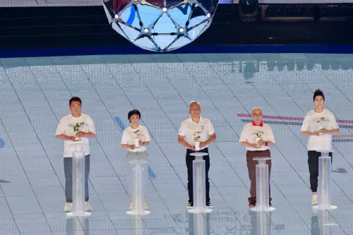 ▲黃仁勳出任世壯運聖火手,手持種子聖火。(圖/記者李政龍攝) ▲黃仁勳出任世壯運聖火手,手持種子聖火。(圖/記者李政龍攝)