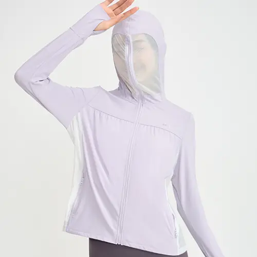 ▲台灣品牌「UV100」有出連頭都包住的「全罩式連帽設計」防曬外套,「眼洞」設計不影響視線。(圖/UV100臉書) ▲台灣品牌「UV100」有出連頭都包住的「全罩式連帽設計」防曬外套,「眼洞」設計不影響視線。(圖/UV100臉書)