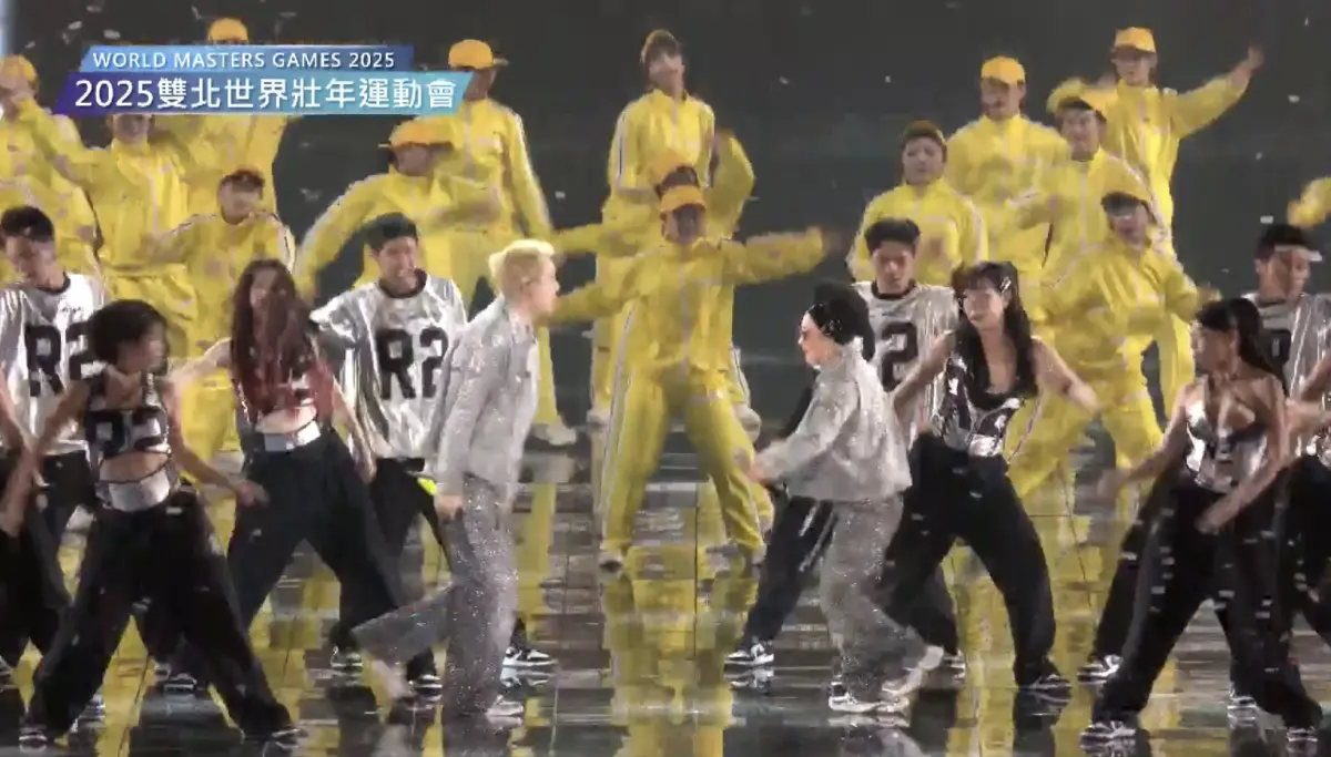 ▲周湯豪今（17）日在世壯運開幕典禮上合體媽媽比莉開唱〈什麼都不必說〉，豈料周湯豪在間奏期間竟吶喊「世大運」讓台下超尷尬。（圖／2025雙北世壯運執委會提供）