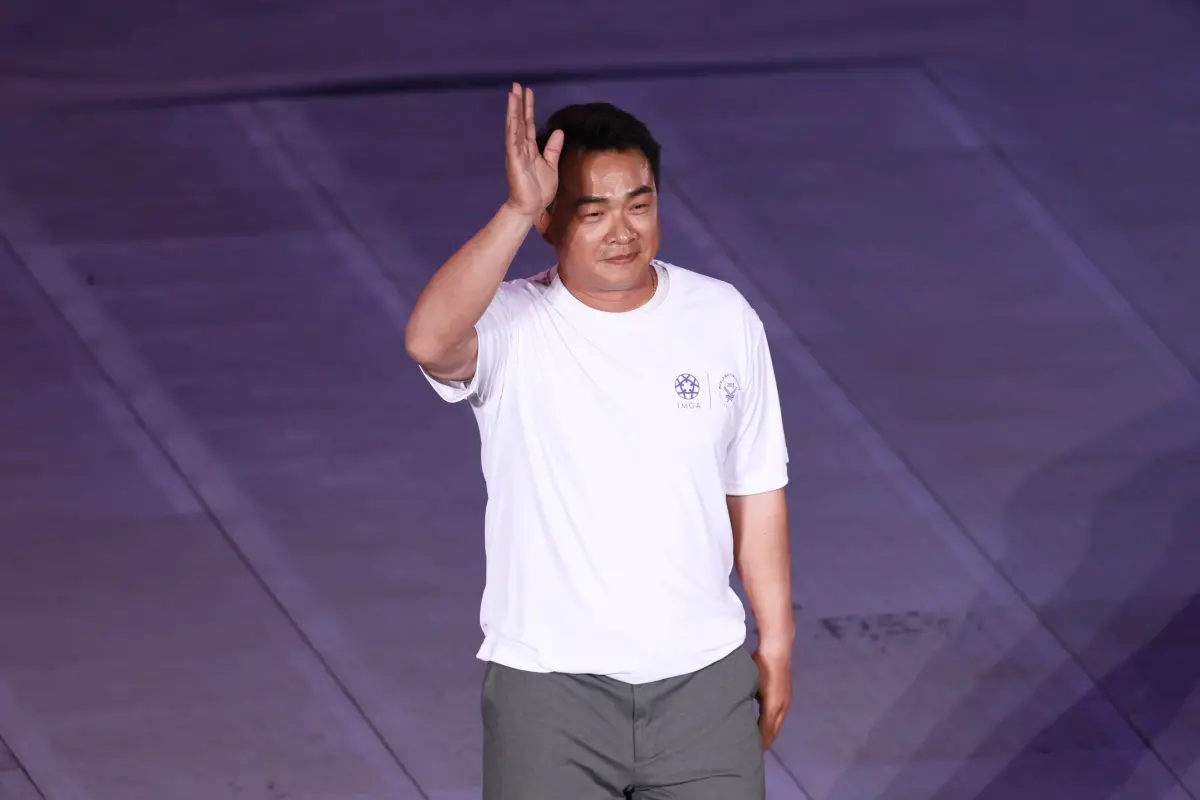 ▲2025年世界壯年運動會開幕典禮中出現一項明顯失誤，彭政閔出場時，雖然中文姓名正確，畫面上的英文卻仍標示為「Lin Yu-Ting」，發生將兩位聖火手英文名稱搞混的離譜錯誤。（圖／記者李政龍攝）