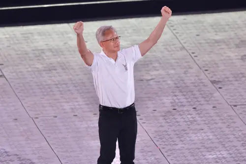 科技代表黃仁勳共同手持小草盆栽,點亮象徵希望的種子聖火,場面莊嚴而溫馨。(圖/記者李政龍攝) ▲科技代表黃仁勳共同手持小草盆栽,點亮象徵希望的種子聖火,場面莊嚴而溫馨。(圖/記者李政龍攝)