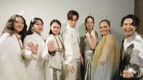 ▲阿爆（右2）和子弟兵演出結束後，在後台和告五人的哲謙（右1）、犬青（右3）、雲安（右4）合照。（圖／IG accusefive）