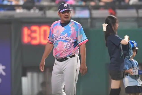 ▲時常能在各大社群媒體中看見球迷不滿陳金鋒總是做出奇怪的調度，或是不讓大物新秀有更多在一軍磨練的機會，進而抹滅掉他們的天賦。（圖／富邦悍將提供）