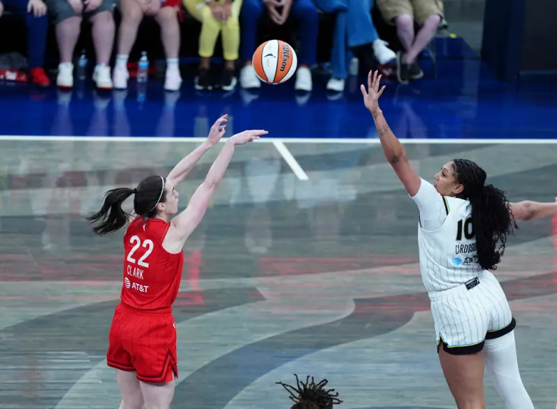 ▲印第安納狂熱以93：58大勝芝加哥天空，Caitlin Clark（圖左）這一場比賽轟下20分10籃板10助攻的「大三元」數據，也是WNBA歷史上第一位在開幕戰拿下大三元的球員。（圖／美聯社／達志影像）