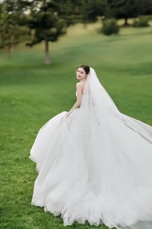 ▲馬筱梅（右）身上這件白紗據說鑲了999顆鑽石。（圖／翻攝自時尚新娘官方微博）