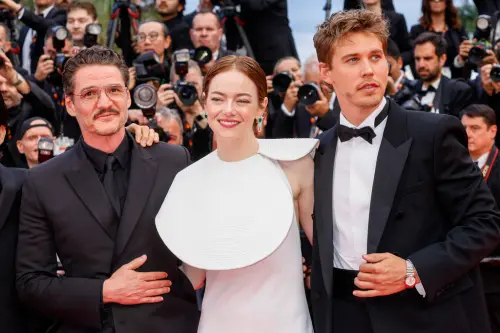 ▲佩德羅帕斯卡（左起）、艾瑪史東、奧斯汀巴特勒原本是很優雅地走在坎城影展紅地毯上，沒想到被蜜蜂破壞。（圖／美聯社／達志影像）