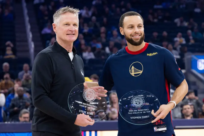 ▲金州勇士總教練Steve Kerr盛讚當家球星Stephen Curry是「太陽」，其打法無法被複製，也回應體系質疑，直言：勇士不會改變打法。（圖／美聯社／達志影像）