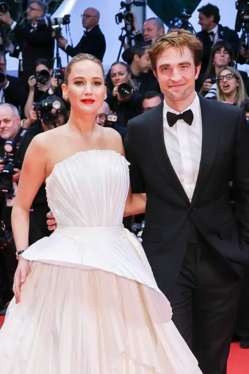 ▲珍妮佛勞倫斯(左）與羅伯派汀森（右）為了一起合演的新片，出席坎城影展首映。（圖／美聯社／達志影像）