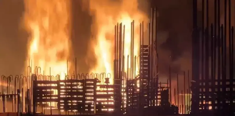 ▲台中市北屯區崇德八路建築工地發生火警，火勢從1樓全面燃燒。（圖／翻攝畫面）