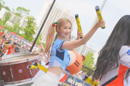 ▲17日午場的比賽開場由KIA Tigers Cheerleader和Fubon Angels帶來合舞的開場舞演出， 這是雙方首次在起亞冠軍球場合體演出，其中去年引起熱烈討論的《Go stronger》主題曲 音樂一播出，再度引起全場轟動，2局下半Fubon Angels以今年主題曲《Fight For All 我 要全部 》帶來特別表演，同樣獲得現場滿場球迷的歡呼。（圖／富邦悍將提供）