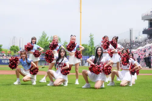 ▲17日午場的比賽開場由KIA Tigers Cheerleader和Fubon Angels帶來合舞的開場舞演出， 這是雙方首次在起亞冠軍球場合體演出。（圖／富邦悍將提供）