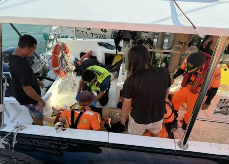 ▲恆春後壁湖海域17日傍晚發生嚴重海上意外事故，事發當時3名潛水客正使用浮力袋漂浮在水面等待潛水船接回，不料一艘漁船高速駛過，螺旋槳直接打中他們。（圖／翻攝畫面）