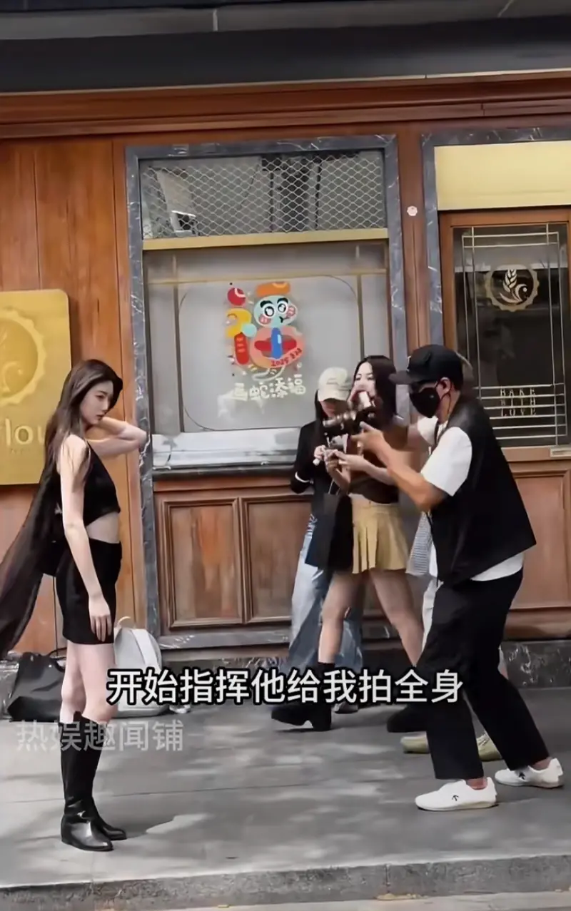 ▲美女沒認出吳彥祖(右),還指揮吳彥祖拍照。(圖/翻攝自小紅書)