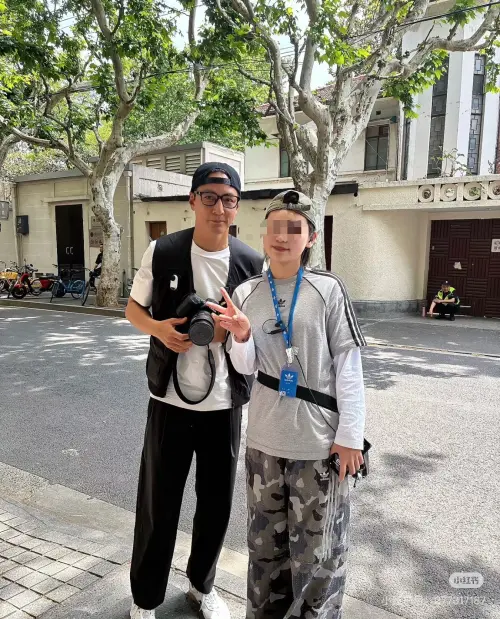 ▲吳彥祖體驗當街頭攝影師。（圖／翻攝自小紅書）