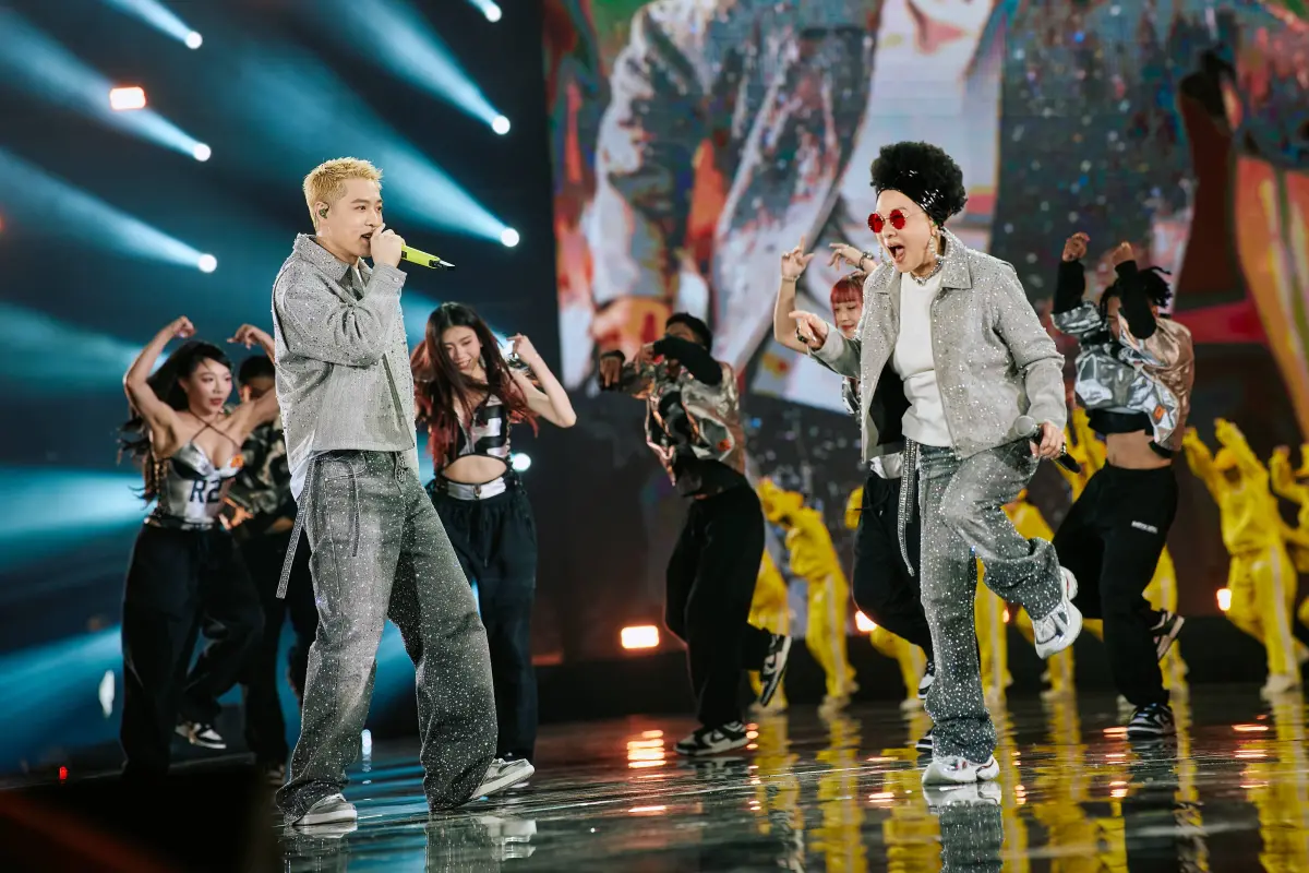 ▲周湯豪（左前）昨日在世壯運開幕典禮演出時，不小心將世壯運喊成「世大運」，他今日凌晨發文道歉，坦言「非常懊悔」。（圖／環球音樂提供）