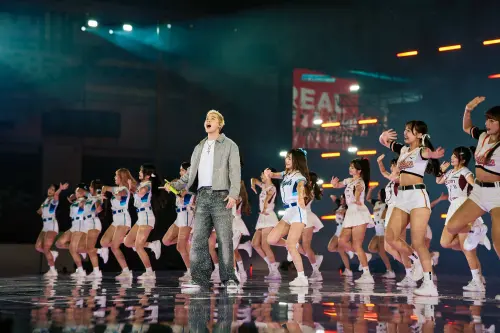 ▲周湯豪、比莉演唱〈什麼都不必說〉時,中職6隊啦啦隊女孩及大批舞者在台上伴舞。(圖/環球音樂提供) ▲周湯豪、比莉演唱〈什麼都不必說〉時,中職6隊啦啦隊女孩及大批舞者在台上伴舞。(圖/環球音樂提供)