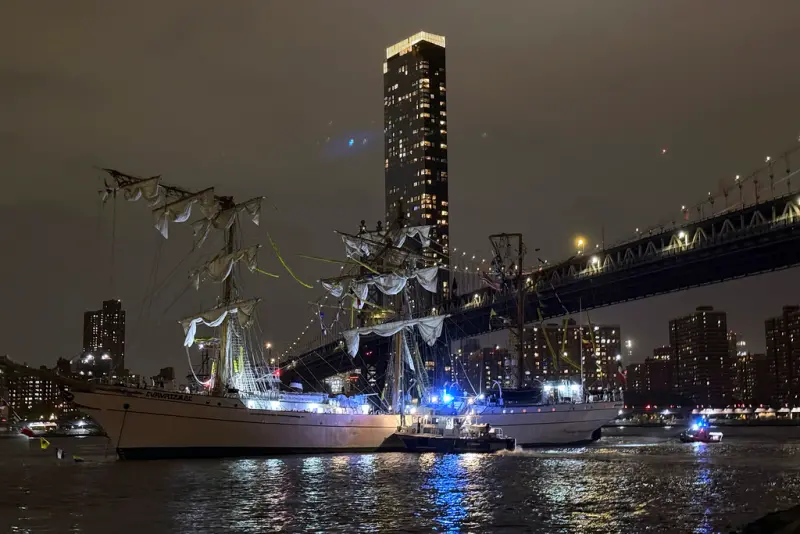 ▲墨西哥海軍一艘載有277人的訓練艦,在17日晚間撞上紐約布魯克林大橋,造成多人受傷。(圖/美聯社/達志影像)