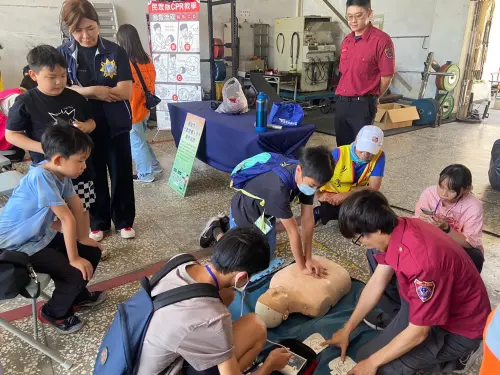 ▲活動首先在專業消防人員指導下，同學們親身參與垂降演練與模擬救援行動，深入了解消防員在火場、災害現場中的任務與挑戰。（圖／高市少年隊提供）