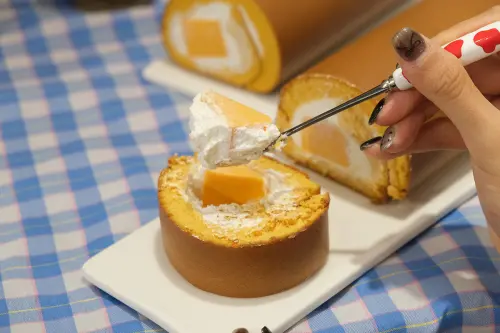 ▲木瓜牛乳生乳捲18cm售價420元、12cm獨享捲380元。（圖／業者提供）