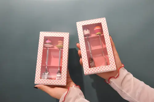 ▲6月30日前到亞尼克門市消費滿1899元，送法式質感點心匙2入禮盒。（圖／業者提供）