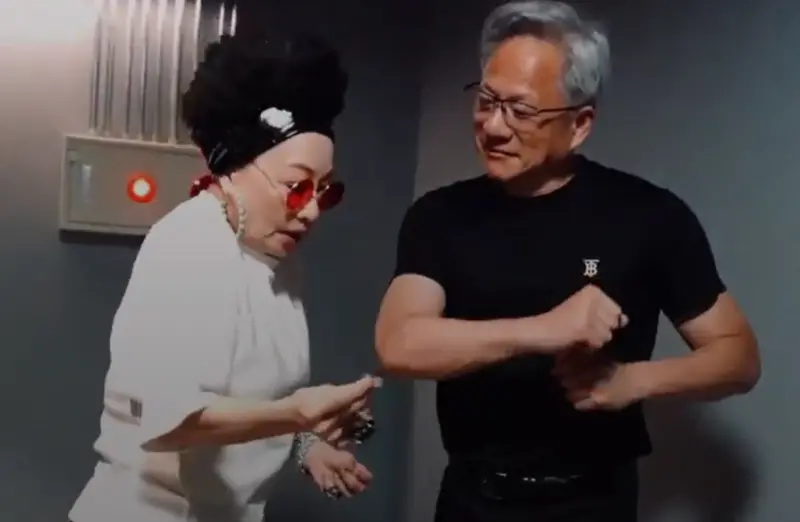 ▲黃仁勳（右）昨日擔任世壯運開幕聖火代表，在後台遇到女星比莉（左）不僅親切合照，還配合比莉一起跳〈什麼都不必說〉，動作相當俏皮可愛。（圖／環球音樂提供）