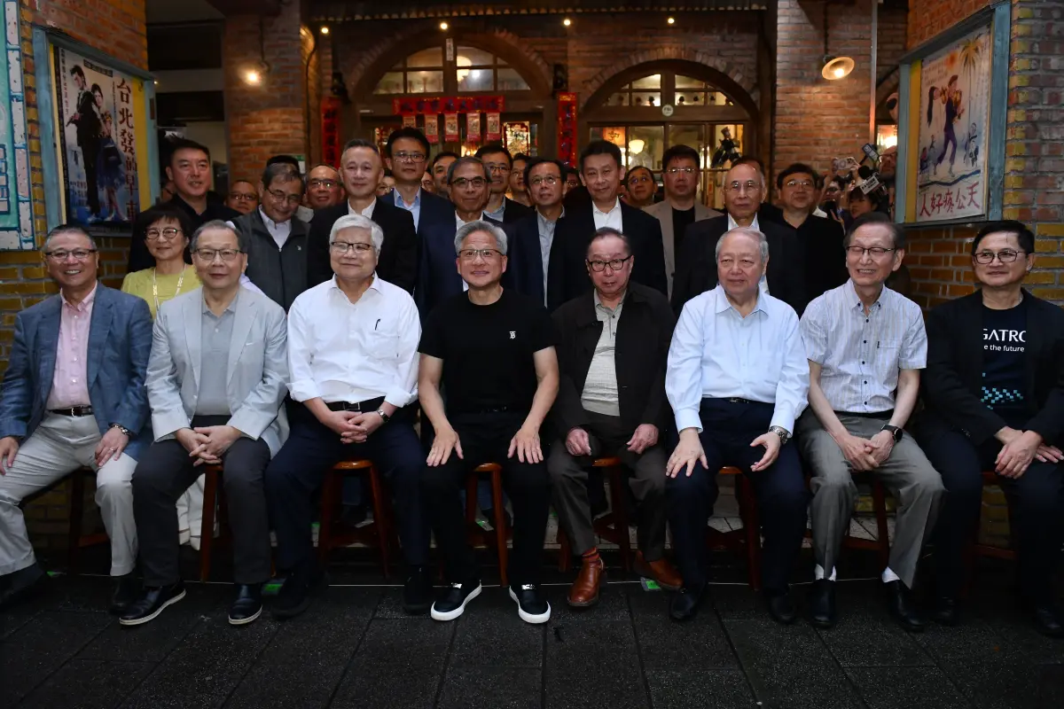 ▲輝達執行長黃仁勳17日中午先與家人吃午餐，傍晚再赴磚窯古早味懷舊餐廳出與供應鏈夥伴們餐敘。（圖╱記者林柏年攝）