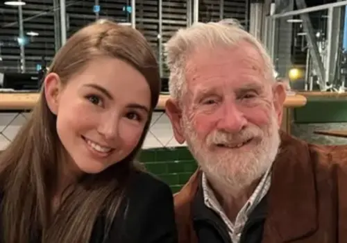 ▲昆凌（左）的爺爺勞倫斯（右），90歲還來報名世壯運的5個項目，為自己設定成功、安全完成每一項賽事的目標。（圖／摘自IG）