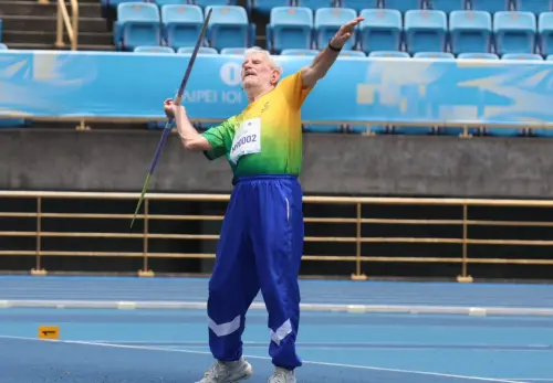 ▲勞倫斯頂著烈陽，帥氣擲出標槍，表現讓人佩服（圖／記者朱永強攝）